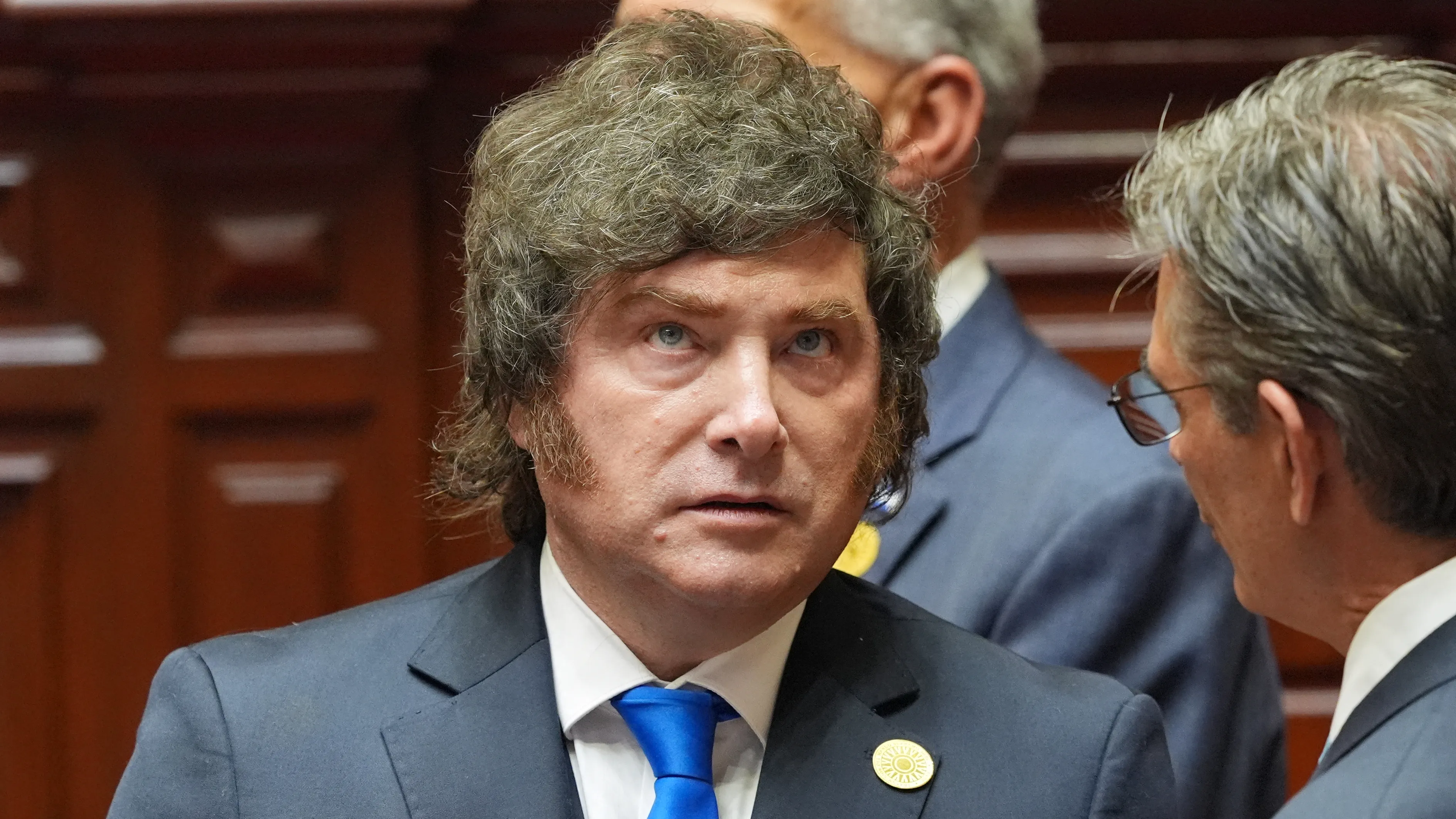 阿根廷总统米莱签署新法令:禁止煽动仇恨外国人入境,引发法律与执行争议