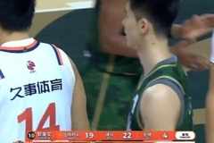 情况不妙！郭昊文被吹防守犯规 个人累计4犯被迫下场休息