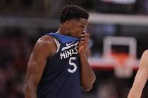 不在状态！爱德华兹半场14中3拿到14分 三分7中1