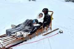 享受圣诞假期！卢宁社媒晒一家三口雪地度假照片