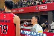 赛后徐昕与广东队队员一一握手致意 前队友们送上生日祝福