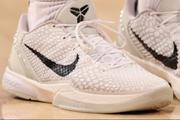 穿不习惯？布伦森开场穿的是Kobe 3 但很快换回了常穿的Kobe 6