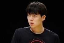 杨毅：杨瀚森的沉退过于靠内 对方甚至到罚球线了他还在篮下