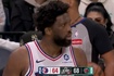 积极性可嘉！韦尔斯上篮被恩比德大帽 后者还飞身倒地救球！