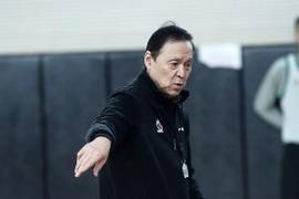 媒体人:郑昊燃莫名送上犯规导致输球 张德贵指导也十分无语