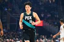 媒体人：杨瀚森逐渐适应NBA节奏 也意识到机会是靠拼抢争取出来的