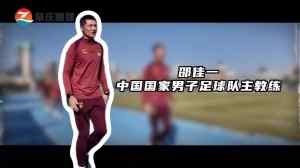 国足 少年齐奔跑足球公益活动中 国家队成员与足球少年们一起踢球