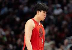 罚球很稳!杨瀚森半场攻下10分2板2助 罚球3中3!