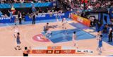 焦海龙防守时碰到周琦头顶！周琦上前质问：你没碰到我？！