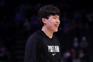 积极互动！杨瀚森场边替补席与乐福、罗威击掌