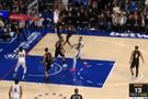 真是自信！埃奇库姆突破迎着两个人 底线高难度漂移中投命中！