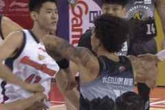 不用唇语大师也能看出来吧！王洪泽与威尔逊冲突 大喊：法克鱿~