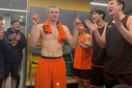 训练间隙 金牛全队为今日的“寿星”厄特尔送上了惊喜蛋糕