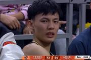 太伤！徐杰遭萨林杰误伤被搀扶下场 迪亚洛肘到李文昊仍打成2+1