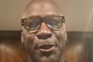 乔丹：祝贺罗斯的1号球衣被公牛退役 期待看到你我的球衣并排悬挂