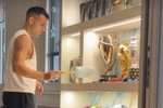 家中享受休闲时光，劳塔罗细心打扫奖杯和MVP小雕像