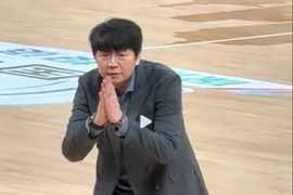 太搞笑了！邱彪对着本方替补席比出别说话 拜托拜托的手势
