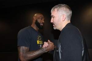 两大传奇！NBA官推晒詹姆斯与NHL历史进球王奥维契金赛后拥抱照