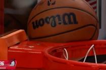 外线没谱！汤姆林空位三分出手 球直接卡在篮脖子上了