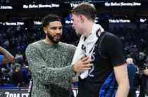 我的杜克小学弟！塔图姆赛后找学弟弗拉格寒暄 后者砍36+9+6