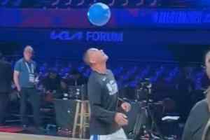 足篮两开花?卡福参加NBA名人赛 热身颠篮球+海豹顶球+用脚投篮