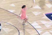Red Panda来啦！休息时间顶碗大妈出场表演 现场观众热烈欢呼！