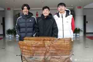 崇明弟子向恩师徐根宝拜年，“文武峥嵘”同框合影