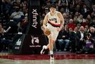 无缘得分！杨瀚森内线卡位被犯规 罕见两罚不中