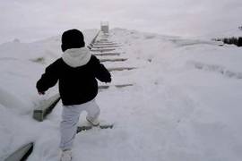书豪晒照告别2月：儿子第一次看雪 找各种办法为了不让自己打呼