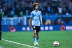 媒体人：申花想买吕焯毅大连英博不卖，大连想租谢鹏飞申花不租
