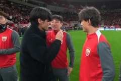 吕文君、蔡慧康退役仪式海港列队致敬，球迷在看台打出巨型TIFO