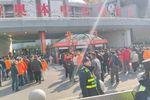 球迷热情高涨！中超首轮泰山vs铁人赛前，场外挤满等待入场的球迷