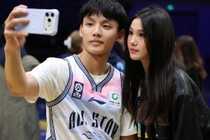 全明星赛MVP！徐杰女友晒二人的甜蜜合照：继续加油?