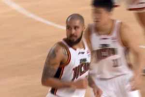 一己之力！摩尔36分钟25中14砍下34分5板3助1断 前三节几乎不休