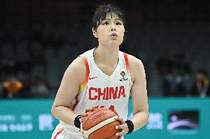 状态依旧很差！李月汝替补6中1仅拿2分3板1助1断 开场连续犯规