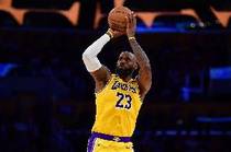 鱼跃救球大振士气！詹姆斯鏖战40分13秒 13中7贡献17分6板5助2断
