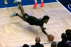 积极呀！麦丹抢前场板精彩鱼跃救球 快出界时空中喊出暂停！