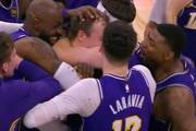 肯纳德三分绝杀 全队围着他继续激情庆祝 怎么好像见过这场面