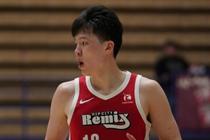 开得挺早！杨瀚森持球冲击篮筐 大三步上篮轻松打中
