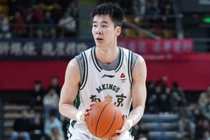 直播吧：郭昊文崴脚后穿上保护靴 好在骨头无碍
