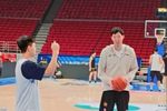 帮助队友！今天上午的踩场训练中赵睿指导周琦练习罚球