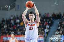 前19分59秒魔鬼最后1秒变天使！张皓嘉半场压哨三分 3中1得3分2板