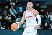 被限制得出手不多！贺希宁首发31分钟 三分5中3拿到11分3助2断