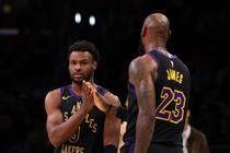 詹姆斯助攻布朗尼三分命中 是NBA历史首次父亲给儿子的助攻！