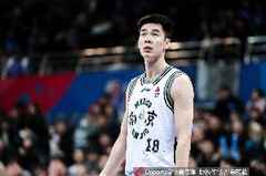 进攻状态很不错！郭昊文半场7中5&三分5中4砍下16分2助2断