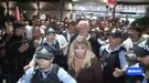 带队进世界杯！伊拉克主帅阿诺德回国后，被大批伊拉克裔球迷包围