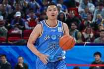 翟晓川15分11篮板 时隔476天再砍两双 北京队长真的燃尽了！ ​