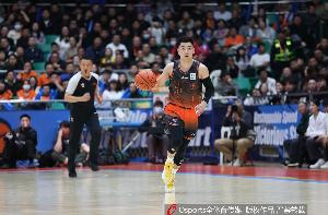 鲁媒:山东男篮高开低走不敌北控遭遇四连败 “保八”形势严峻