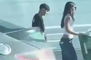每体:球迷偶遇佩德里与女友逛超市,着装低调、与球迷合影