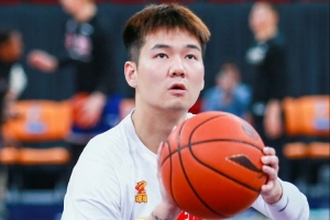 记者:孙浩钦自己打车先来球馆一个人练球 球队1小时后才陆续抵达